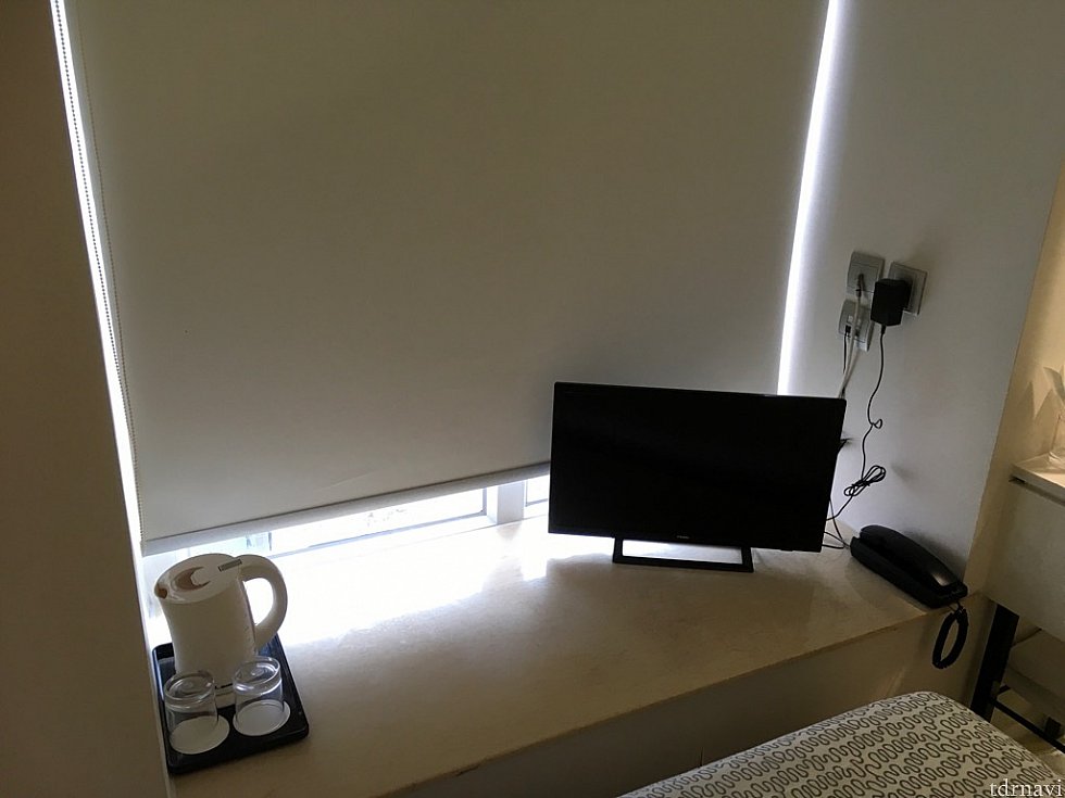 窓際にテレビと湯沸かしポットが。6階のため、眺望はそれほど良いわけではないです