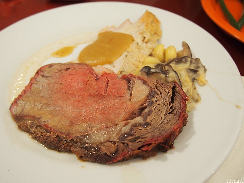 ライブキッチンというか、切ってくれた肉です!奥はチキン。