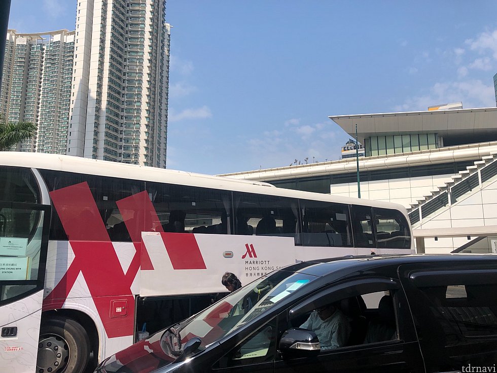 東涌駅からのマリオットシャトルバスは、タクシープール内に時間になると到着します。特に決まったバス停はありません。