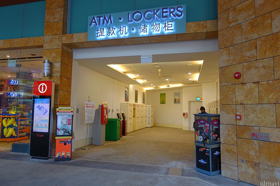 パーク外のロッカールームは、エントランスに向かって右側にあります。