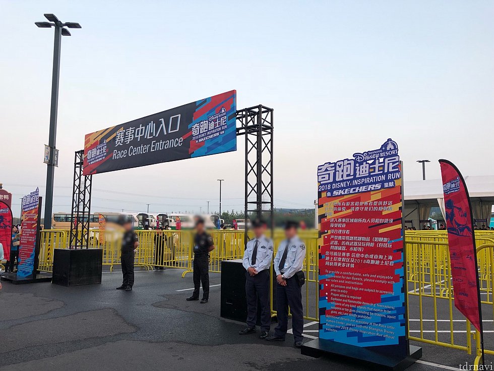 レースセンター入口。
普段観光バスが止まっている広い敷地。晴れて良かった!
