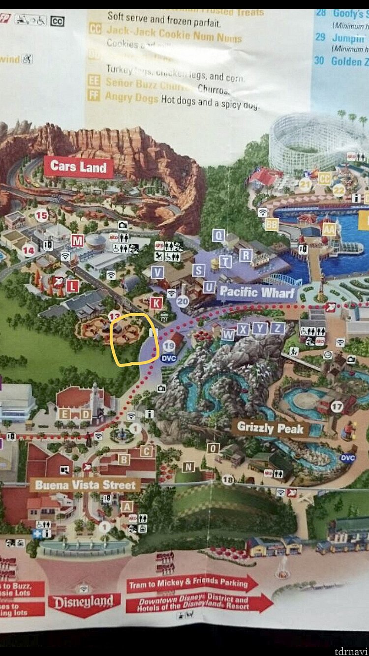 私たちはカーズランドに入る手前の黄色い丸印のあたりで観ました。正面からのフロートを見ることができ、パレードルートの反対側に人がいないのでキャラが比較的こちらを見てくれたり写真を撮りやすかったです。