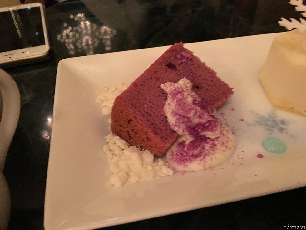 紫芋のシフォンケーキは優しい美味しさです。