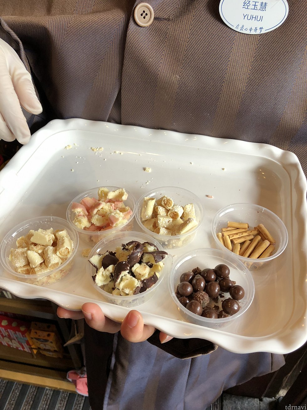 ショップではお菓子の試食をしていました。
自分で取るのではなく、1つ選んで手袋をしたキャストさんに取って貰うのでなかなか衛生的!