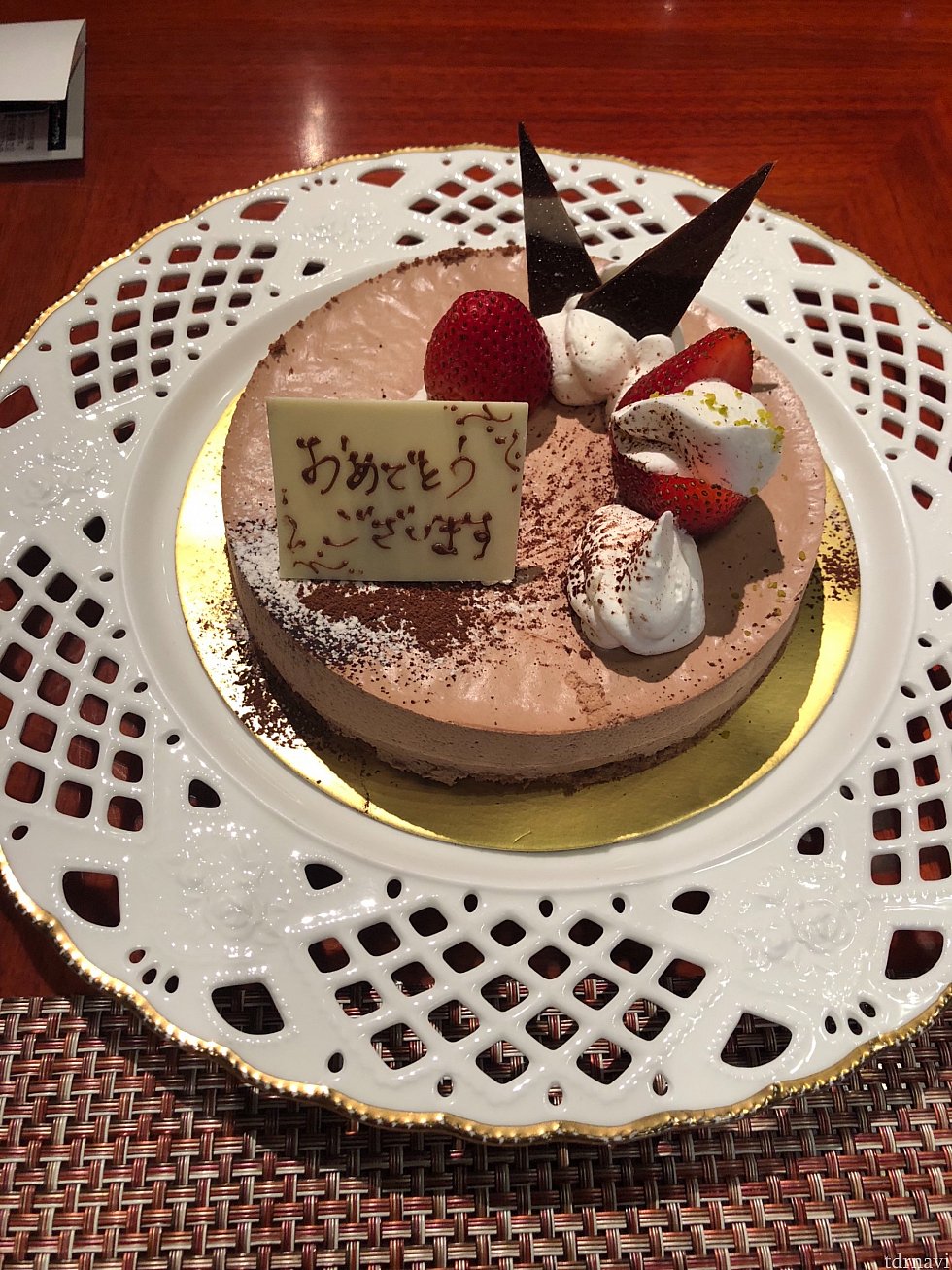 お祝いのケーキを事前予約したら、無料でした(^。^)
こんな大きくてビックリ⁉️