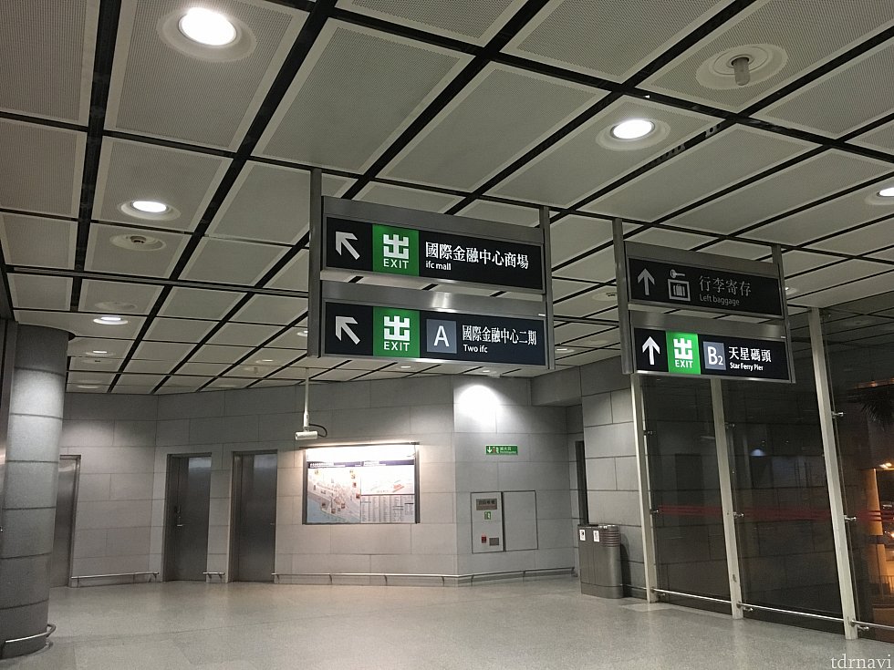 ホテルへはホンコン駅のA出口方向へ…