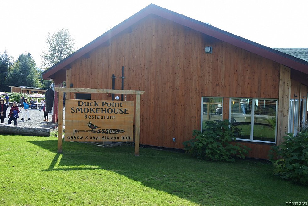 DUCK POINT SMOKEHOUSEになります。ここの入り口にはトーテムポールがあります。