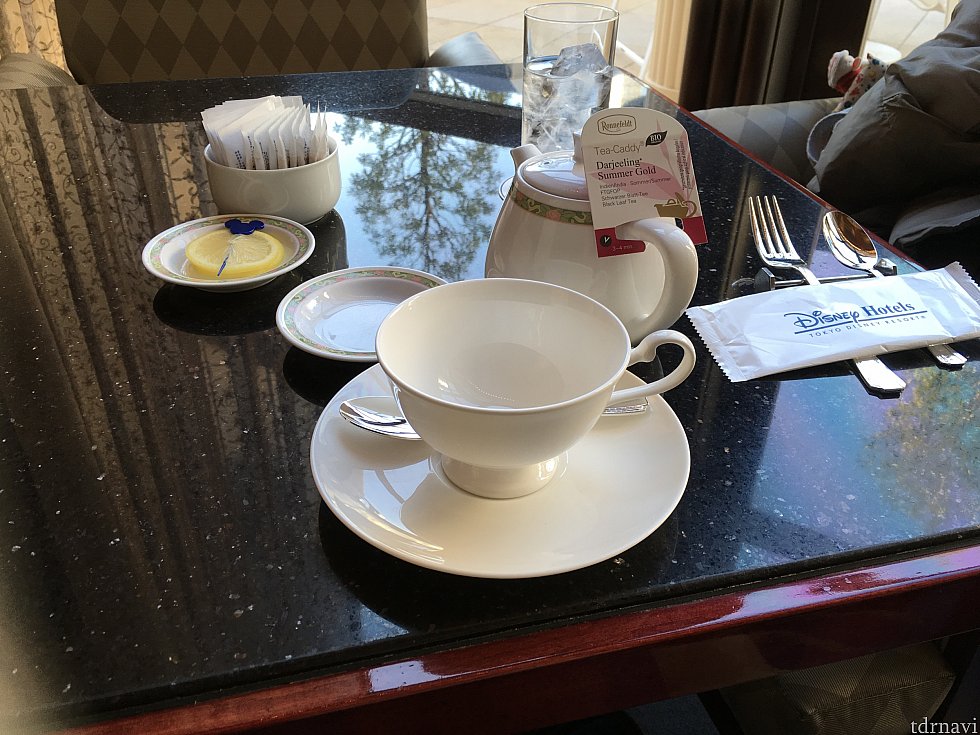 まず紅茶が到着!2〜3杯分ぐらいありました