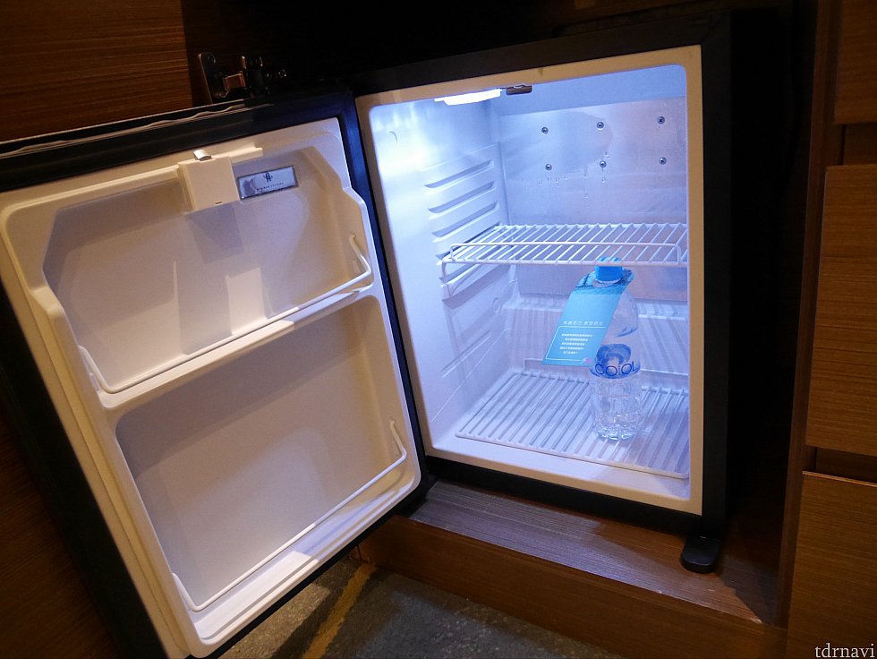 冷蔵庫のサイズはこんな感じ。お水はサイズ比較用で本来は何も入っていません。