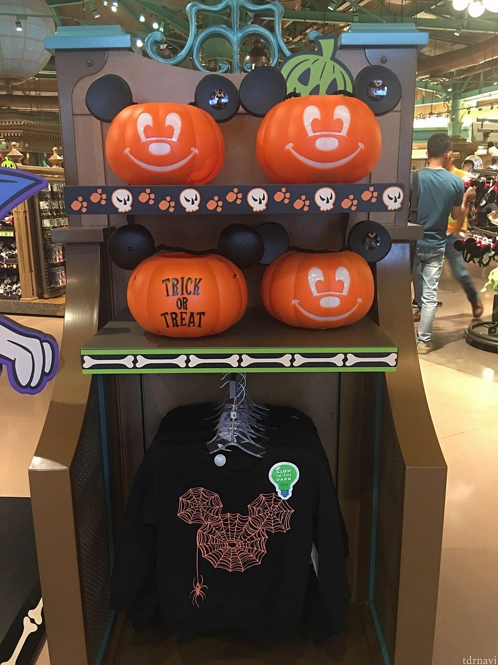 かぼちゃのバケツ🎃と蜘蛛の巣柄のトレーナー。両方とも光ります!