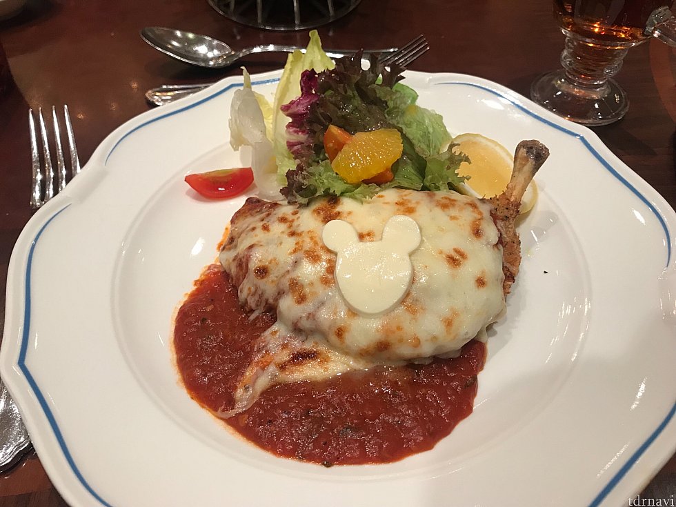 トマトソースとチーズののったチキングリル。美味しかったです!