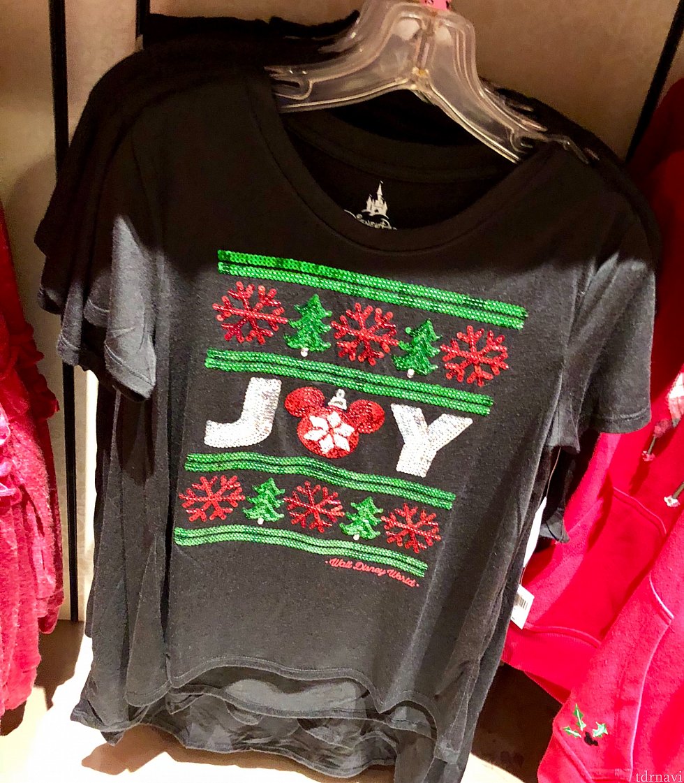 ディズニー色が抑えられているシャツもあります。$39.99