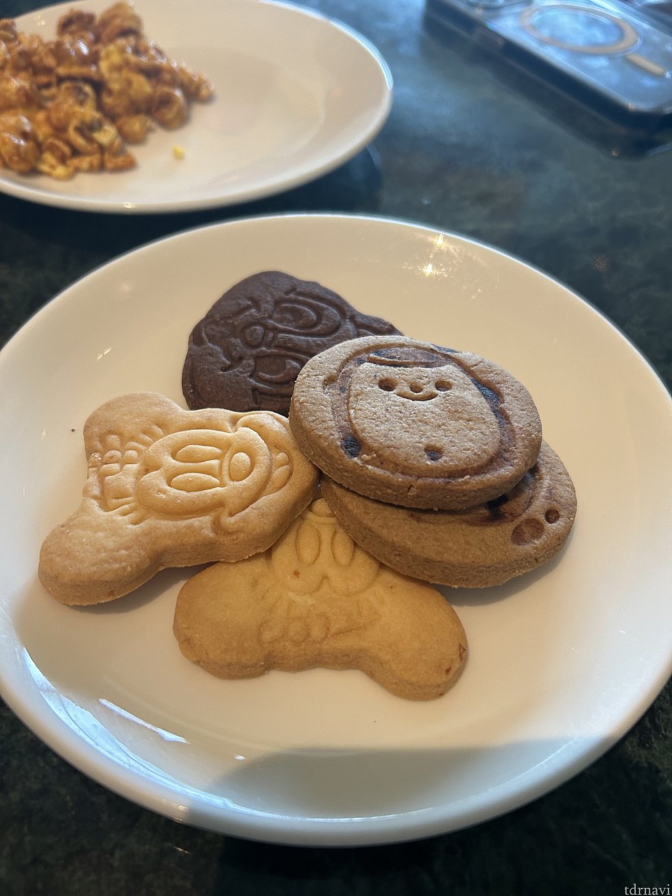 普段のラウンジはそこまで種類なかったですが、クッキーが可愛いです。