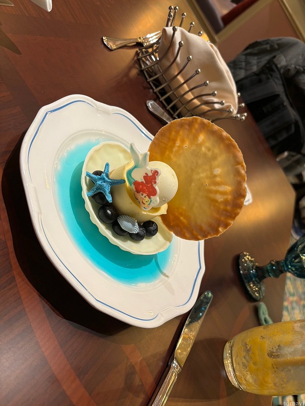 デザートのCheesecake with Vanilla Ice Cream