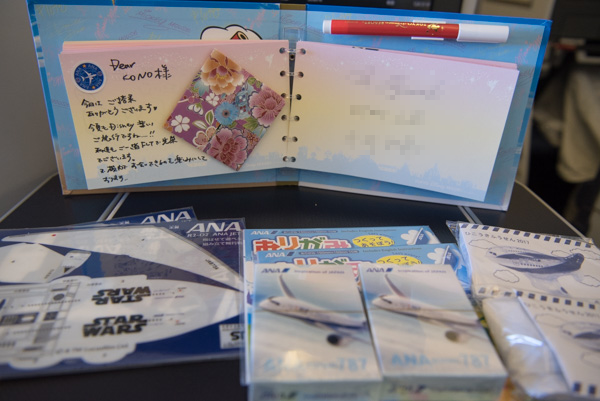 CAさんたちからサインを貰いました。他に、ANAのトランプ、スター・ウォーズのペーパープレーン、おりがみ、ひこうきふうせんを2つずつ。