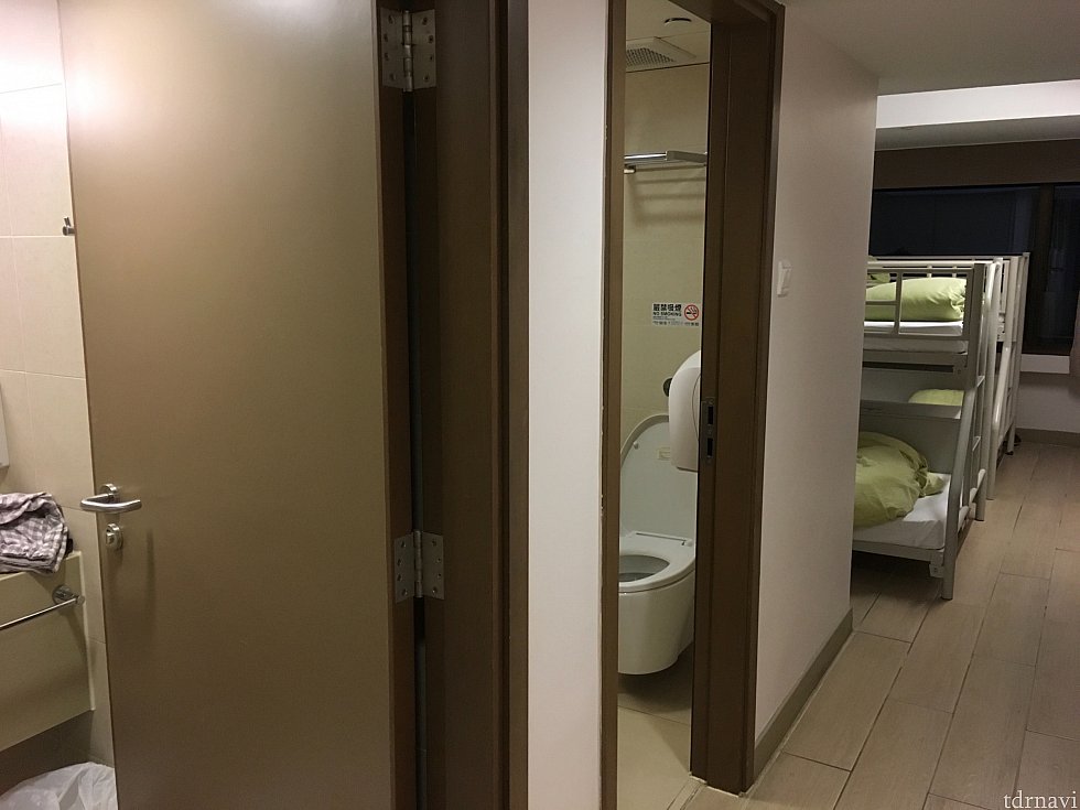 部屋を入り、入口から。手前の2つの個室がトイレ&シャワールームです