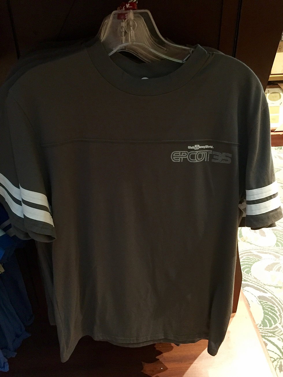 シンプルなデザインのTシャツもあります。