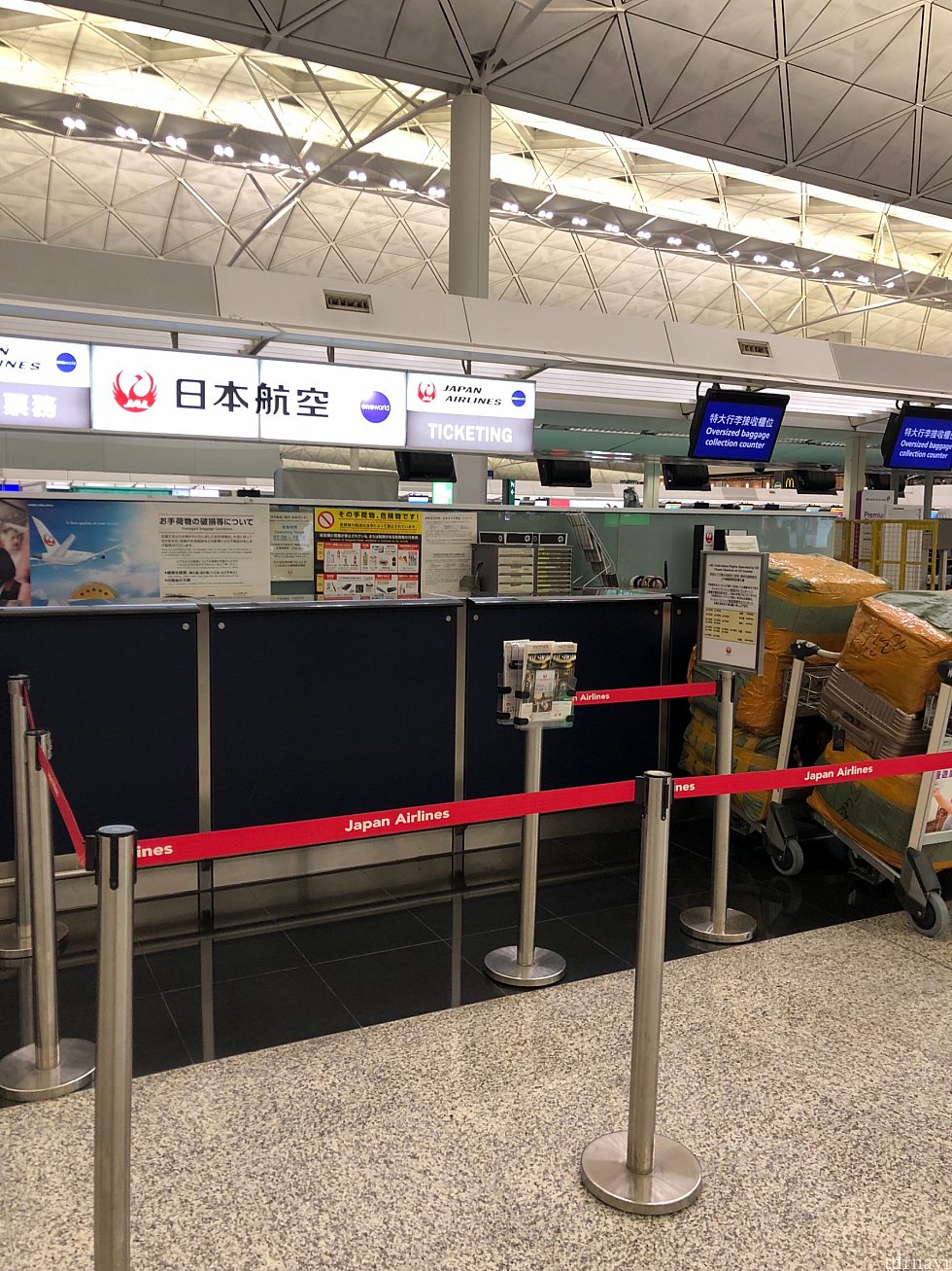 香港空港の日本航空カウンター。誰もいません。