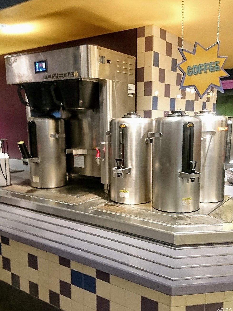 コーヒーは、カフェインレスの物もあります。赤いレバーの所から熱湯が出るので、使う時にはご注意ください。