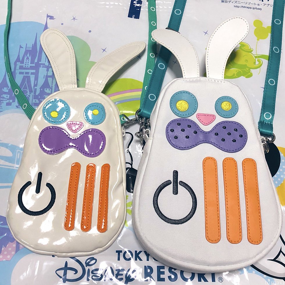 2017年度版(左)との比較です。
素材感やサイズ、スピーカー部の再現と違いがちらほらありますね。