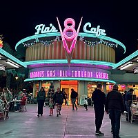 カーズ　プレシジョン　フローズ　v8カフェ カーズランドで食事するならここ！おすすめレストラン2選 | フローのV8