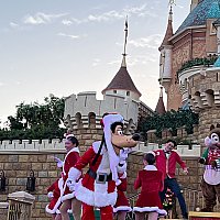 サンタ・グーフィーが可愛い！クリスマス限定約10分の城前ショー（香港）