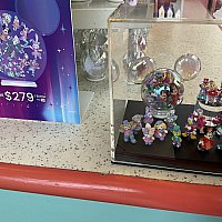 どれだけ入る？香港ディズニーランドの20周年記念ミニフィギュア詰め