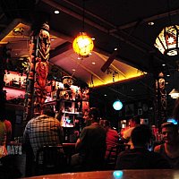 トレーダー・サムの魅惑のチキバー | ディズニーランド・リゾート