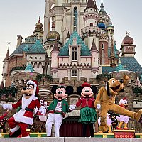 サンタ・グーフィーが可愛い！クリスマス限定約10分の城前ショー