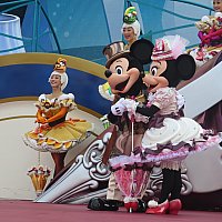 舞台は小さいのに決して期待を裏切らない素敵なショー！ テーブル