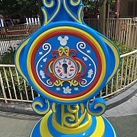 パークを回ってピンをゲットするKey to Disneyland | グッズ・お土産