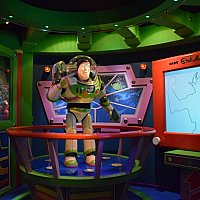 バズ・ライトイヤー・アストロブラスター | ディズニーランド