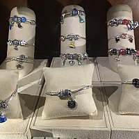 【アウラニ限定！】ディズニー×パンドラ　アウラニチャーム&チェーンセット Aulani限定パンドラチャーム販売店について♪ グッズ・お土産