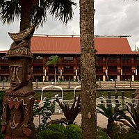 ハワイの雰囲気でリゾート感いっぱいのホテル、客室からは花火も見える