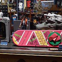 サイン入りホバーボードも！バック・トゥ・ザ・フューチャーの