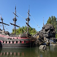 パリのトムソーヤ島にはフック船長の海賊船もあります アドベンチャー アイル