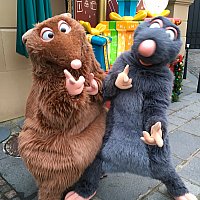 とにかく元気！「レミーのおいしいレストラン」のレミー&エミールに会