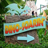 ジュラシックパークのテーマ曲をサンバ調にアレンジ ダイノ ソアリン シンガポール