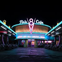 カーズランドで食事するなら絶対にココ！ フローのV8カフェ
