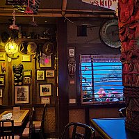 トレーダー・サムの魅惑のチキバー | ディズニーランド・リゾート