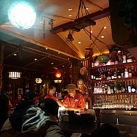 トレーダー・サムの魅惑のチキバー | ディズニーランド・リゾート