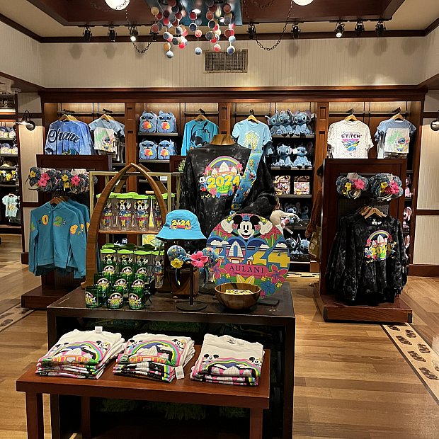 運が良ければセール商品がある時も！ グッズ・お土産（アウラニ）