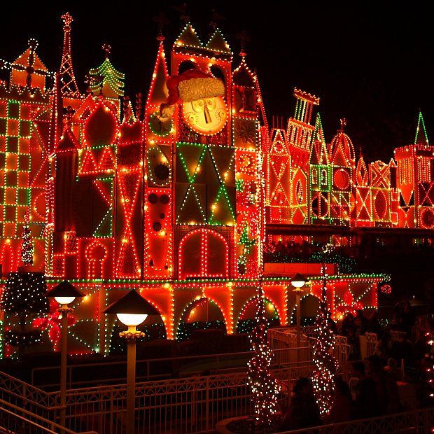 ホリデーシーズンはプロジェクションマッピングを見逃さないで