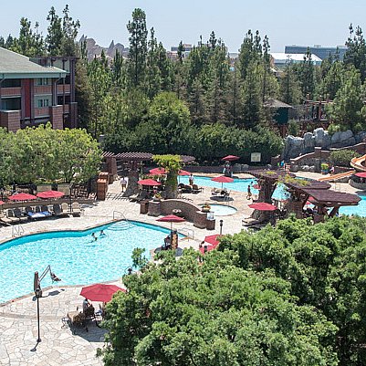 さすがフラッグシップホテル ３つのプールがあり プールサイドでドリンクも楽しめます カリフォルニア