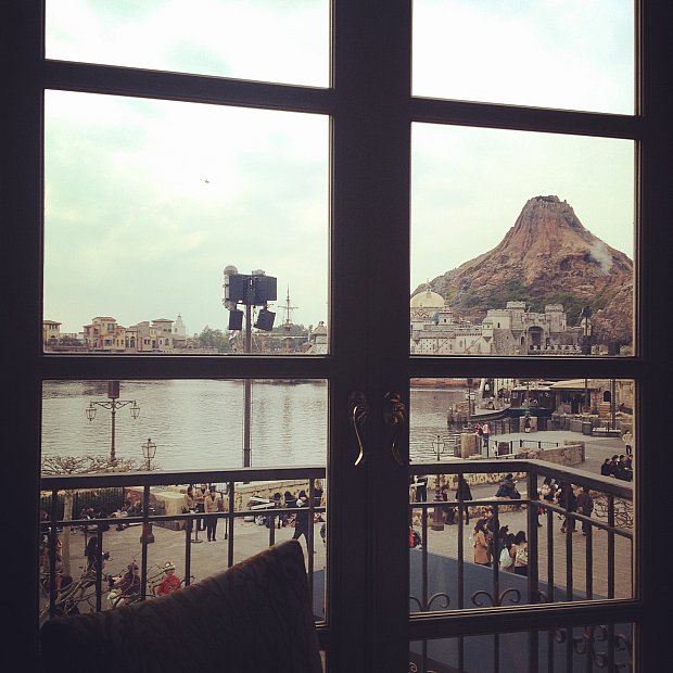 窓から見えるメディテレーニアンハーバーの景色が最高 オチェーアノ