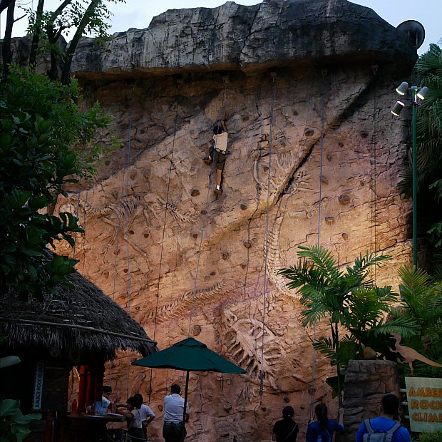 ユニバーサルスタジオでロッククライミング 化石を登る冒険ができました シンガポール