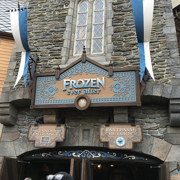 ギャー！実は高所恐怖症の人には注意、アナ雪のライドアトラクション
