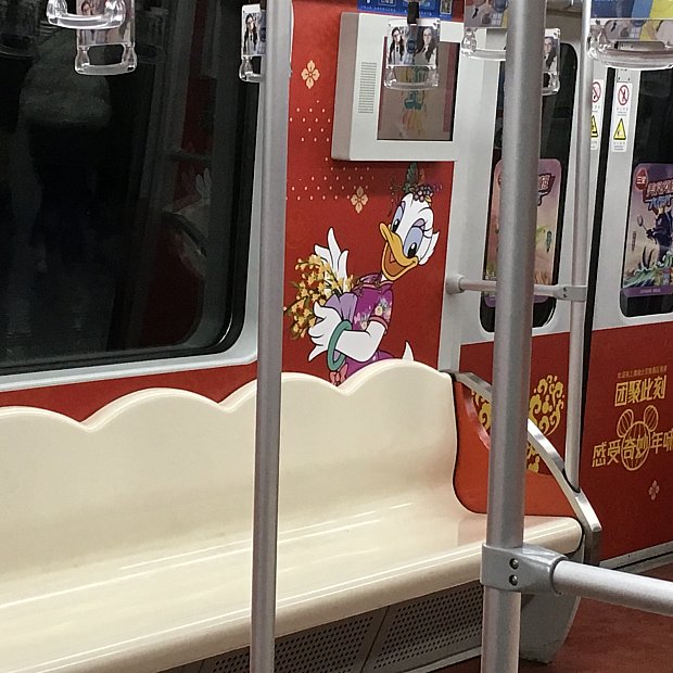 かわいらしい 地下鉄11号線のディズニー春節ラッピング電車に乗車 上海