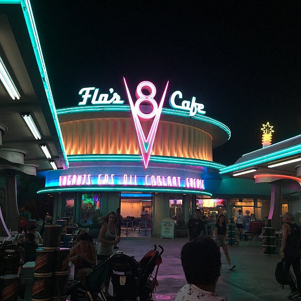 カーズのアトラクションを横目に優雅に食事！ フローのV8カフェ