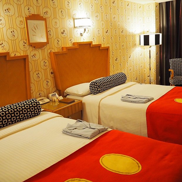 ミッキーマウスルームはアメリカンでポップなお部屋 朝からホテル特典を ディズニーアンバサダーホテル